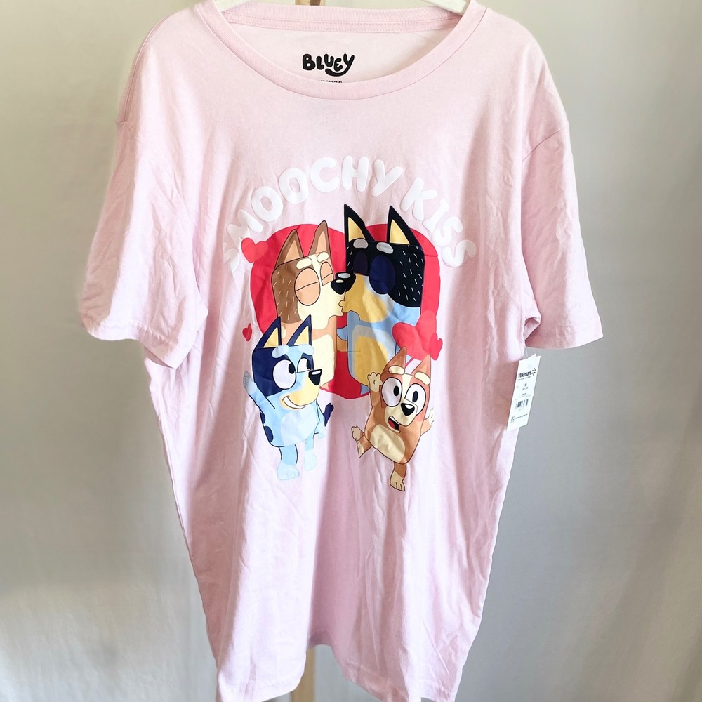 Bluey Mens‎ Smoochy Kiss Graphic T-Shirt Pink Bandit Chilli Bingo Tee NEW Size M